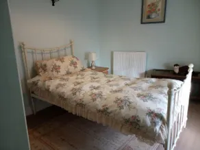 Ty Hen - Quirky Grade II Listed Cottage - Image 4