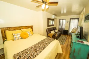 THE CHERRY TREE HOUSE DOWNTOWN PASO ROBLES - Image 2