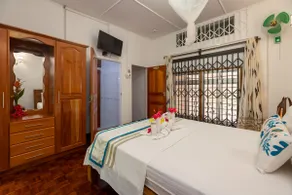 Jane's Serenity Guesthouse 2 bedroom Holiday Home - Image 4