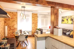 IDEAL in the heart of downtown. Quiet. Two bathrooms. Parking - Image 3