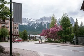 Quaint mountain getaway at Canmore Resort & Spa - Image 5