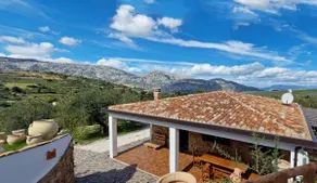 Villa surrounded by greenery. Relaxation area and BBQ - Image 4