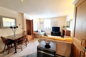 Charming Mews House in the Heart of Lymington - Image 3
