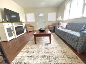 Cheerful 2 Br home with fireplace - Image 5