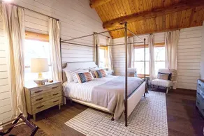 Magical, Spacious Log Cabin, Hill Country Views - Image 4