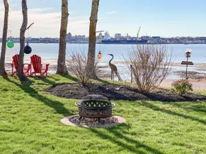 Scenic Harbour View House Waterfront - Image 4