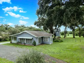 Beautiful yard with pool - sleeps 15 - Image 5