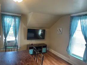 Spacious Loft near Downtown with kitchen & office - Image 5