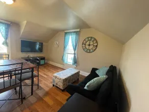 Spacious Loft near Downtown with kitchen & office - Image 3