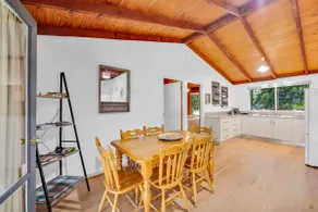 Hampton Cottage, Bright - Image 2