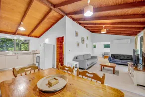 Hampton Cottage, Bright - Image 3