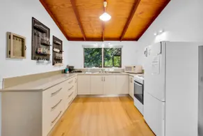 Hampton Cottage, Bright - Image 4