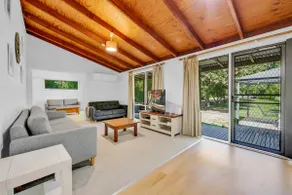 Hampton Cottage, Bright - Image 5
