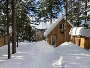 Trail, lake and nature at the Le Grand Pic chalets - Image 4