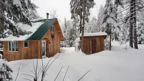 Trail, lake and nature at the Le Grand Pic chalets - Image 5