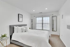 Comfy&Chic Getaway Minutes to Navy Yard and More - Image 5