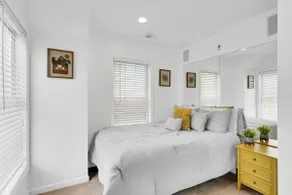 Comfy&Chic Getaway Minutes to Navy Yard and More - Image 4