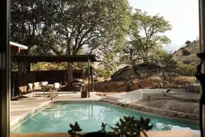 Artist's Oasis: Mid Century Poolside Retreat+Sauna - Image 4