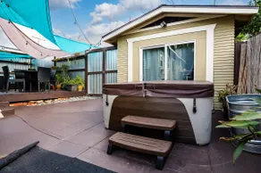 Perfect Location w/ Hot Tub, Parking & Office - Image 5