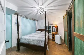 Grand Manor Prohibition Quarters Apartment Suite - Image 3