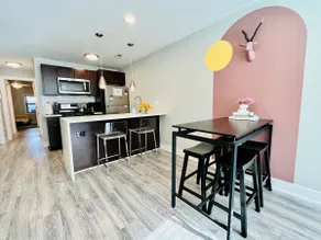 Peaceful & Airy Modern-Chic Condo in Trendy Pilsen - Image 2