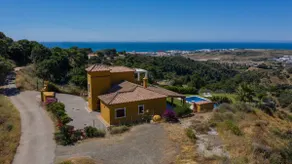Incroyable villa de deux chambres e vue imprenable, Surplombant la ville d'Estepona et la mer - Image 2