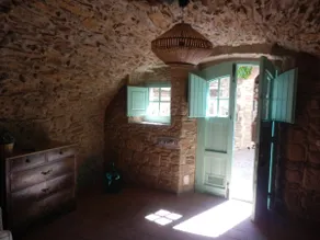 cottage in Peratallada - Image 3