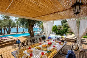 Incredible Seafront Villa with Pool & Jacuzzi - Image 3