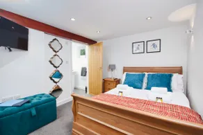 Cosy Apt w/ Free Gym/Pool Access: Fast WiFi Nr EMA - Image 2
