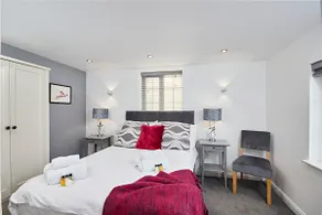 Trädgårdsutsikt: En ljus, modern lägenhet nära East Midlands flygplats - Image 5