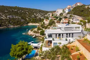 Beachfront Villa Extravaganza with Infinity Pool - Image 4