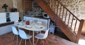 Ancienne ferme en pierre, rénovée avec goût, au cœur des monts du Lyonnais - Image 2