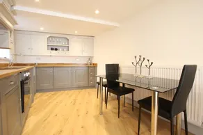 The Old Stable central & OSP, 2 bed/2 ensuite - Image 3