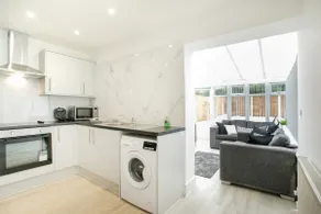 4 Bedrooms, 9 Beds Parkng Nottingham Serviced Acc. - Image 3