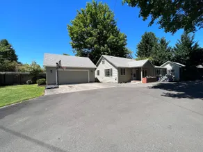 Perfectly located 2 bedroom, 2.5 bath home w/loft - Image 2