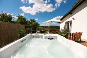 Romantic love room with garden and private jacuzzi - Image 3