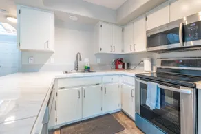 3BR Townhome · Plenty Parking · Quiet Cul-de-Sac - Image 5