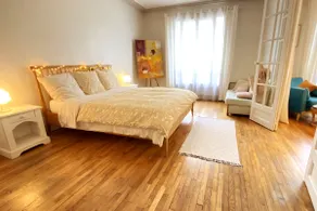 Spacious Parisian Loft | 4 min to Metro | Sleeps 8 - Image 2