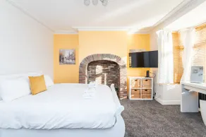 Modern Minimalist 3-Bed Duplex Apartment in York - Pass The Keys - Image 4