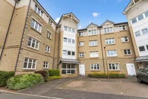 Modern 1BR flat - free parking + lift - Image 3