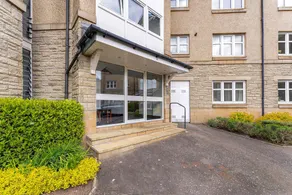 Modern 1BR flat - free parking + lift - Image 4