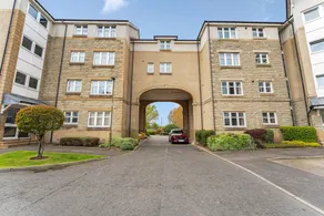 Modern 1BR flat - free parking + lift - Image 2