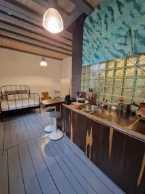 Small studio apartment in centre with free parking - Image 5