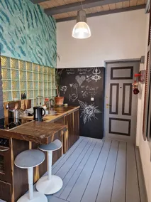 Small studio apartment in centre with free parking - Image 4