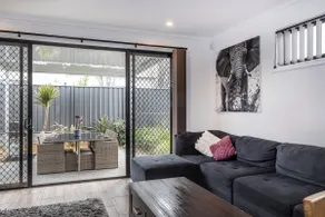 Luxury home in Christies Beach with King Bed, NBN, 3Bed 2Bath - Image 3