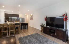 Luxury home in Christies Beach with King Bed, NBN, 3Bed 2Bath - Image 2