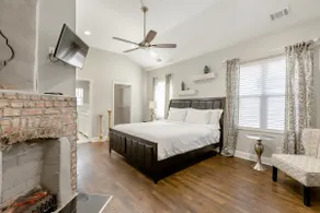 Spacious 4BR Near Mercedes-Benz Downtown - Image 2