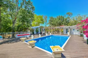 2 Homes/5000sqft Pool Deck,Heated Pool,Giant Chess - Image 4