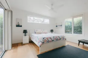Quiet 2‑Bed with Full Kitchen. Walk to City - Image 4
