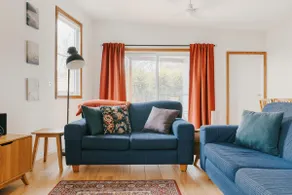 Quiet 2‑Bed with Full Kitchen. Walk to City - Image 2